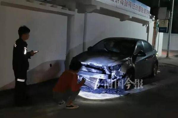 吃着螺蛳粉 车却着火了 永前路上 下一幕令人意外 陈先生 小轿车 柳南区 吃着螺蛳粉 车却着火了 永前路上 下一幕令人意外 陈先生 小轿车 柳南区