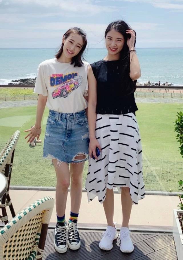 李纯和本人的闺蜜拍合照,俩人的t恤是一黑一白的穿搭,她是穿戴白色的