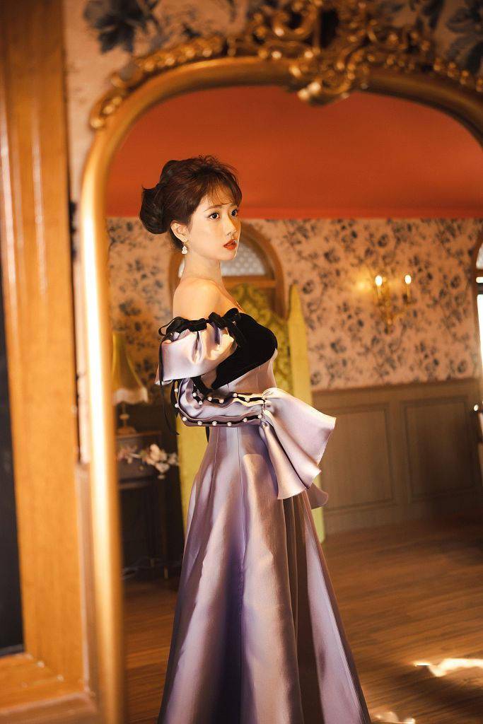 着紫色缎面礼服裙化身在逃公主_写真_极品_李艺彤