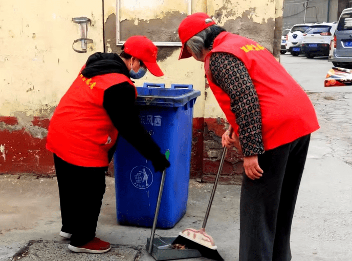 活动,20余名队员进入楼院,清理小广告,扫地,铲除垃圾,深受社会好评