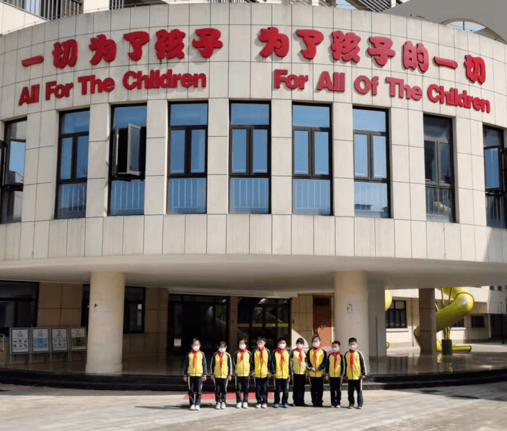 春日学雷锋情满福利院记黎明湖小学满天星中队开展走进儿童福利院献