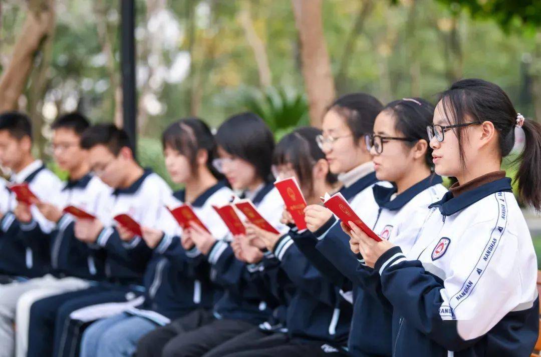夏季校服另外,为了凸显南山中学作为一所百年名校的历史底蕴,在校服上