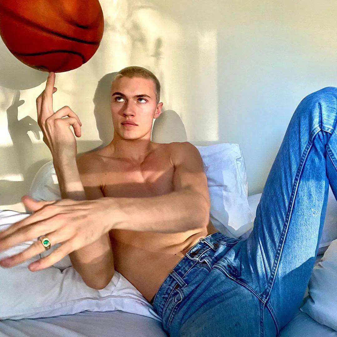 Smith23岁男模 Lucky Blue Smith 第三个孩子出生了！