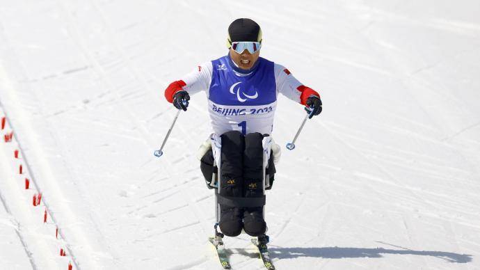 男子|个人第二金！郑鹏拿下越野滑雪男子短距离（坐姿组）金牌