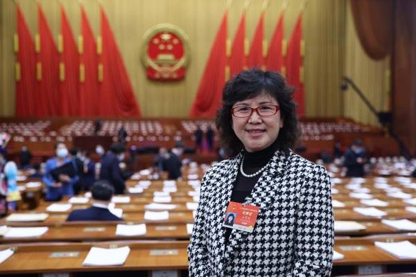 "全国人大代表,辽宁省辽阳市第一高级中学特级教师王家娟在接受人民网