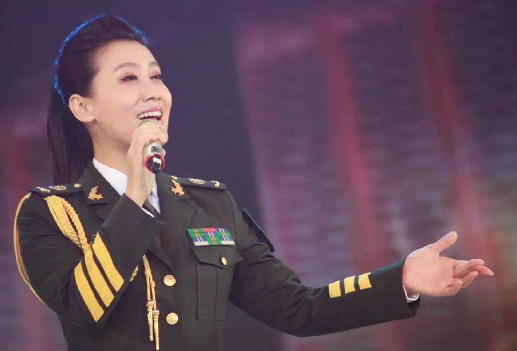 军旅歌手:32岁嫁41岁老公,37岁做妈妈,丈夫是科学家_谭晶_母亲_女儿