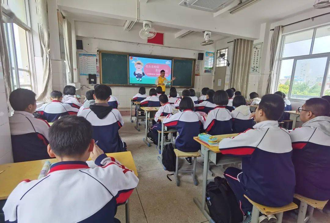 近日,长乐团区委组织青年志愿者走进华阳中学开展以法治进校园 普法