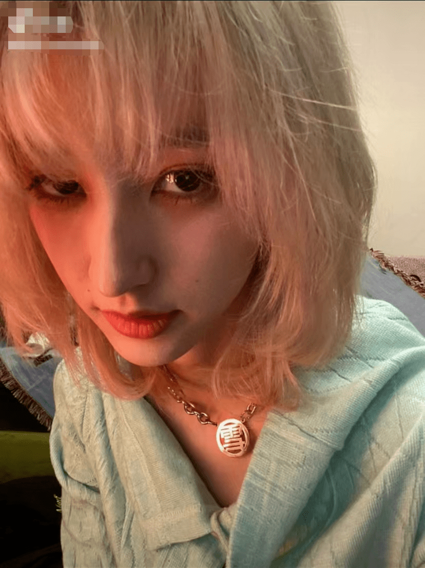 镜头拉近后会发现,王悦伊的五官十分精致,大眼睛高鼻梁,皮肤细腻,颜值