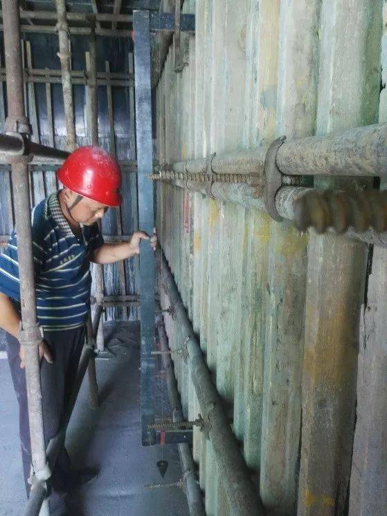 本工艺《主体施工模板垂直度检测尺(成果人:冯琮,李国峰)是山西四建