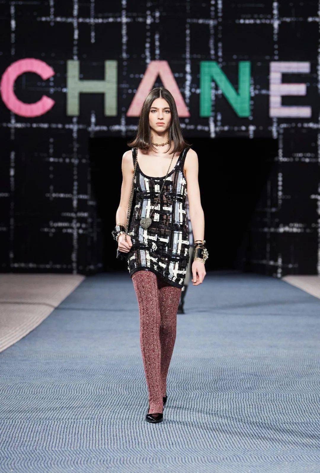 Chanel 想穿上香奈儿,对他说“我爱你”