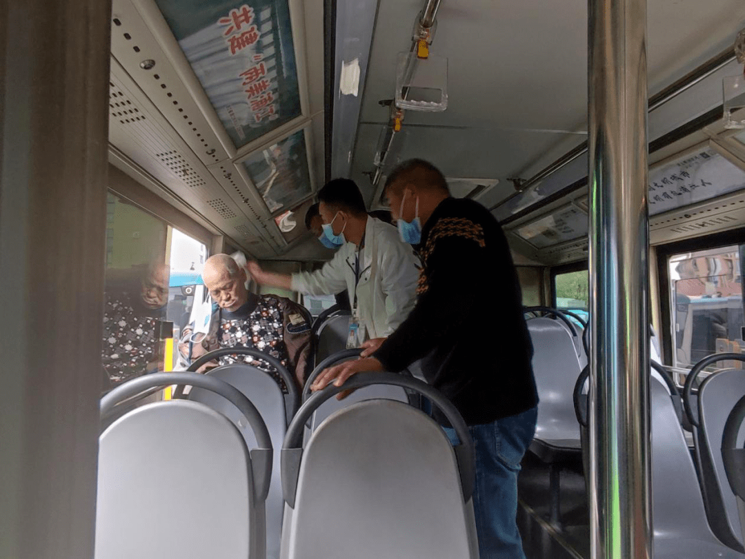 老人公交车上中暑昏厥还好有他们