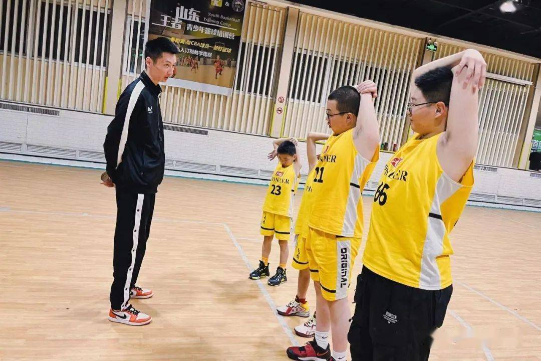 大智先锋体育一名合格的篮球教练员应该具备哪些素质