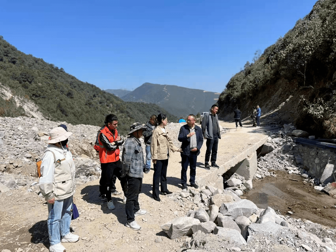 西昌市自然資源局現場協調解決安哈鎮擺擺頂村旱改水項目後續管護問題