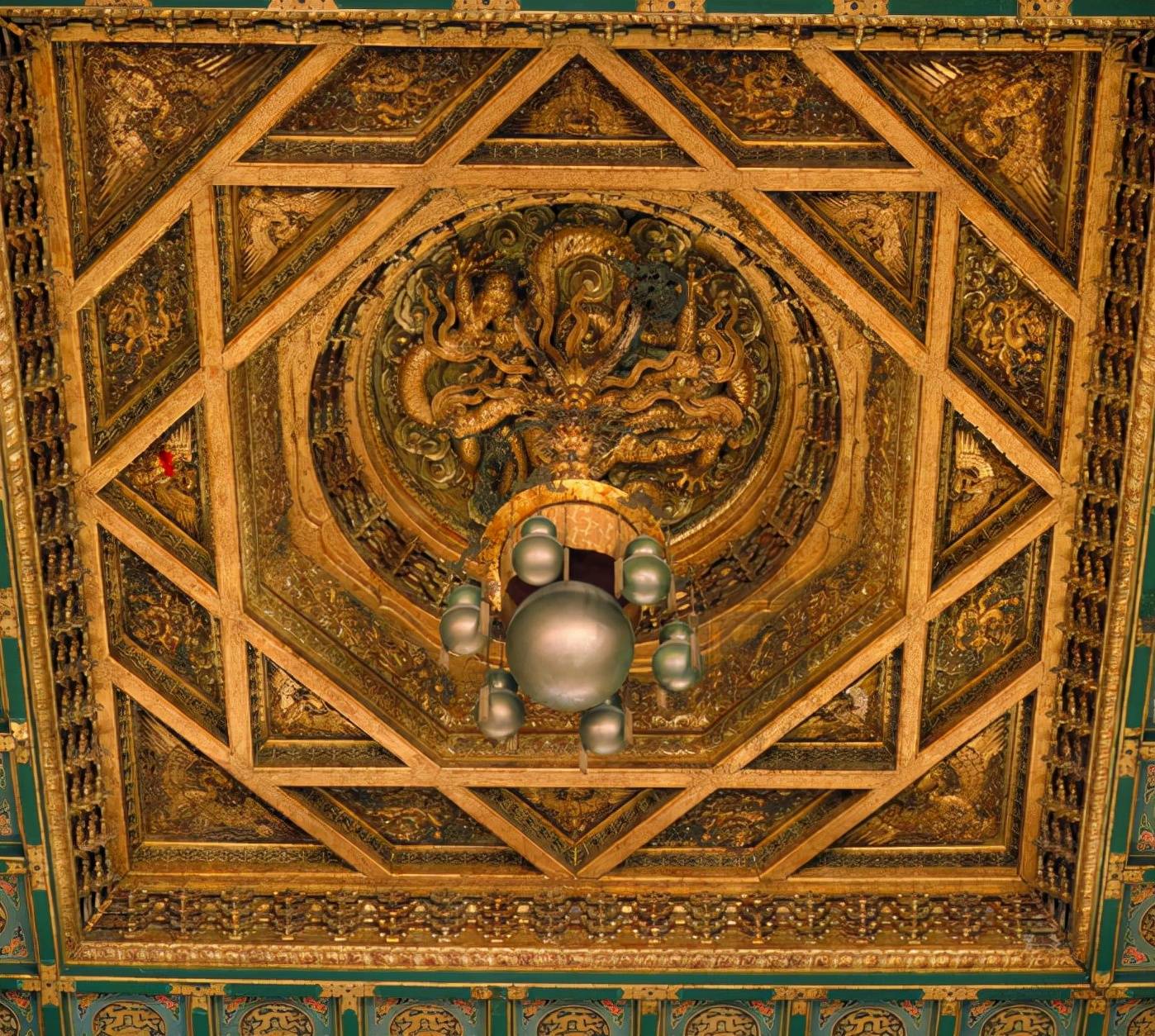 图/故宫官方网站太和殿的装饰十分豪华.