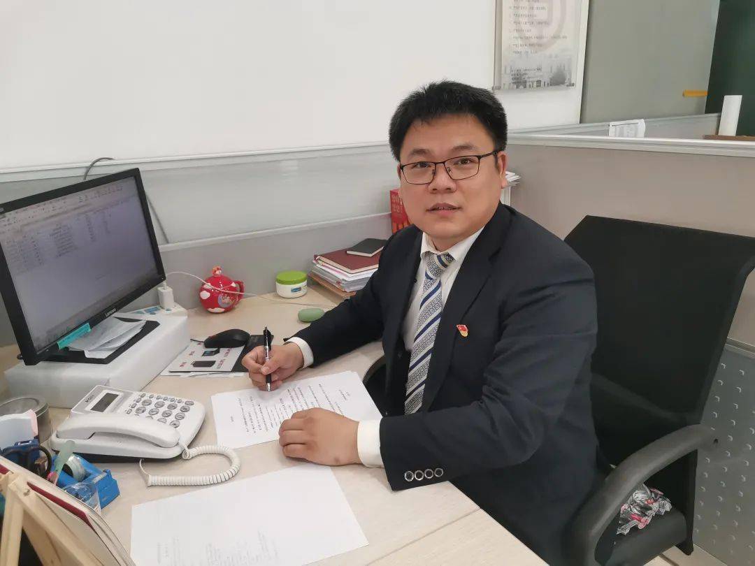 2022年"开门红"的战鼓已经敲响,沙河口支行营业部青年员工张兴安,紧跟