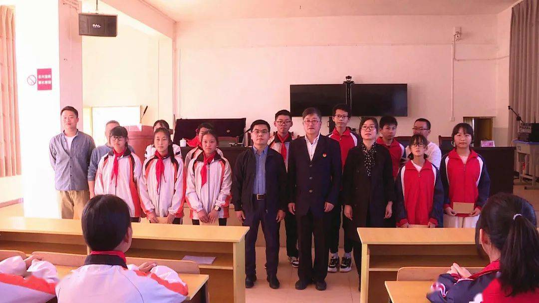 军人"等称号的张志勇再次来到石屏,把爱心献给石屏县宝秀中学的学子