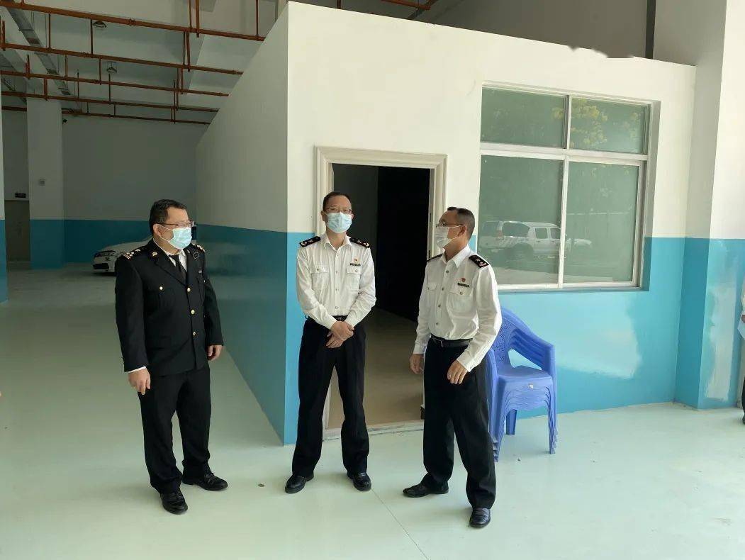 图中为西双版纳海关关长应雪松,右一为副关长李军西双版纳海关是集"水