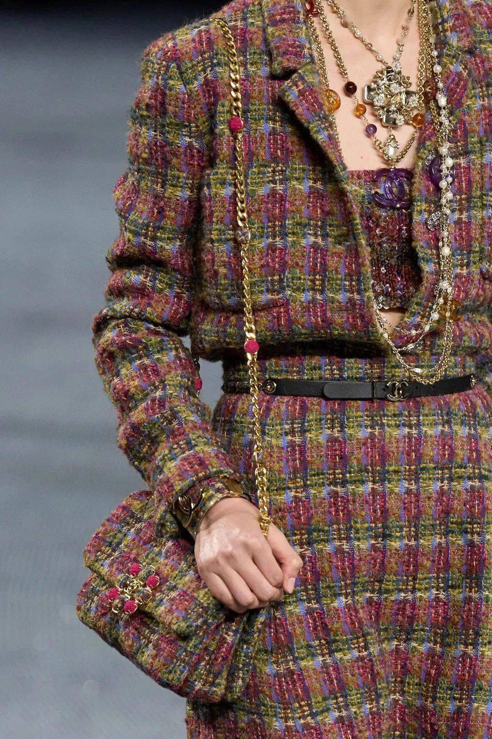 Chanel 想穿上香奈儿,对他说“我爱你”