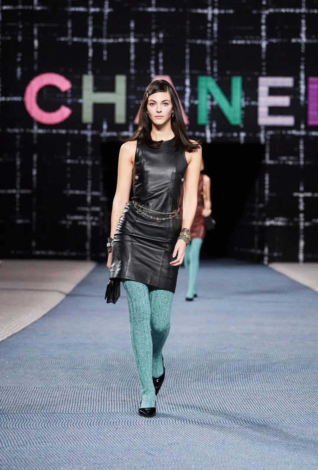 Chanel 想穿上香奈儿,对他说“我爱你”