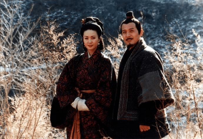 《吕后传奇》剧照片场一隅,有人时常看到她一手拿着剧本,一边检查着