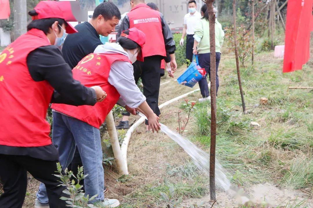 通過此次義務植樹活動,增強了黨員,團員及學生們的責任意識和服務意識