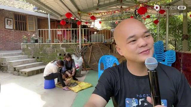 光哥这个老婆够漂亮应该像这首歌唱得那样知足了