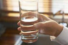 肾脏|喝水少容易得肾结石，喝水多要小心肾积水，是真是假？