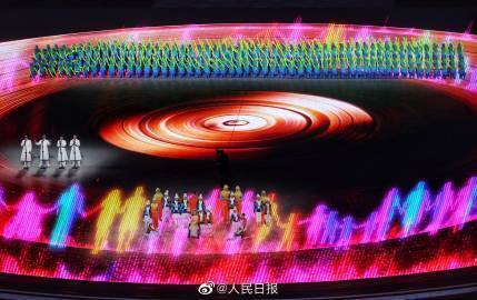 温暖又有力量！“留声机”上呈现出“爱”的字样造型