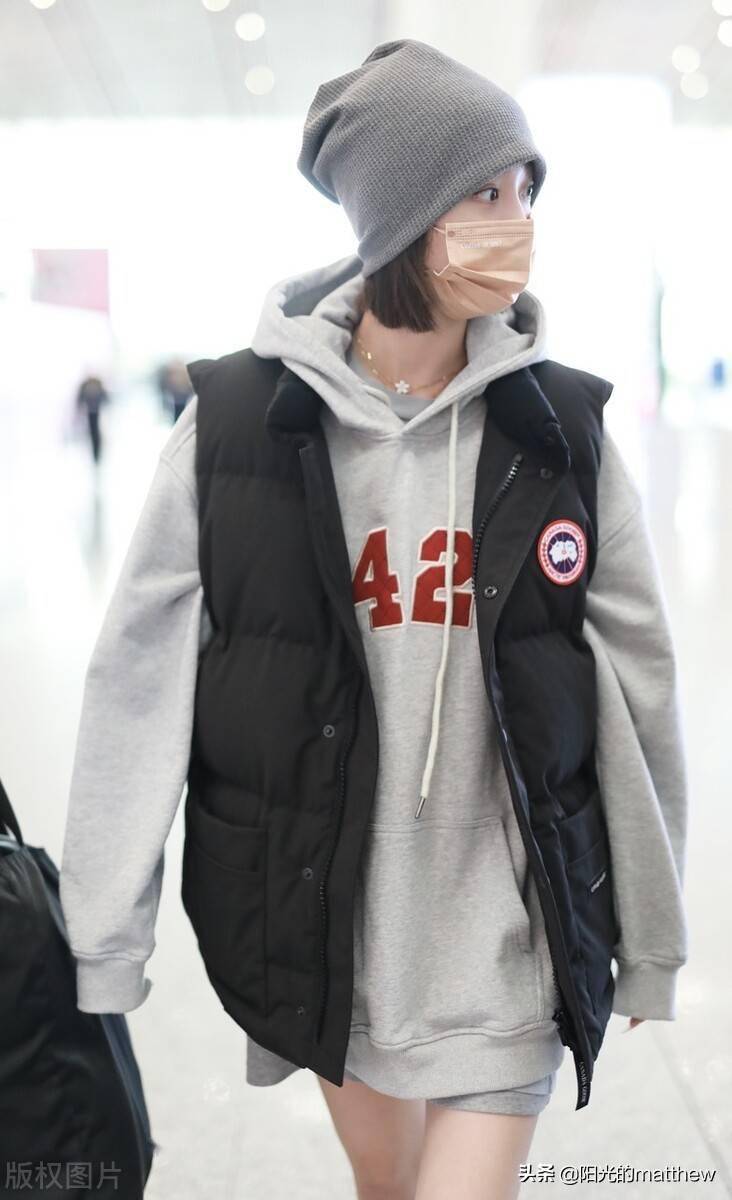 赵小棠身着灰色卫衣搭羽绒马甲娇小玲珑怡然自得