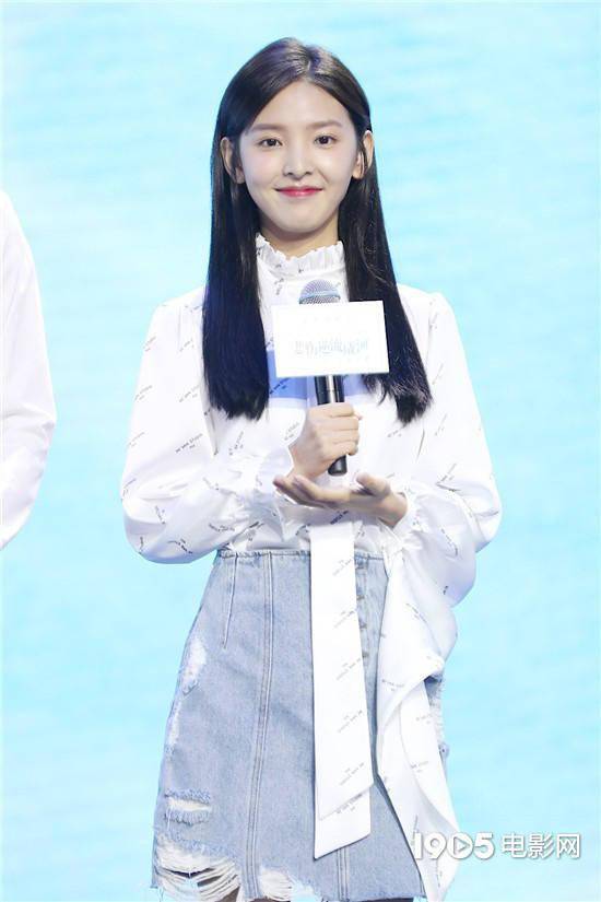 常态 春日穿搭 张子枫关晓彤示范学生装正确打开方式