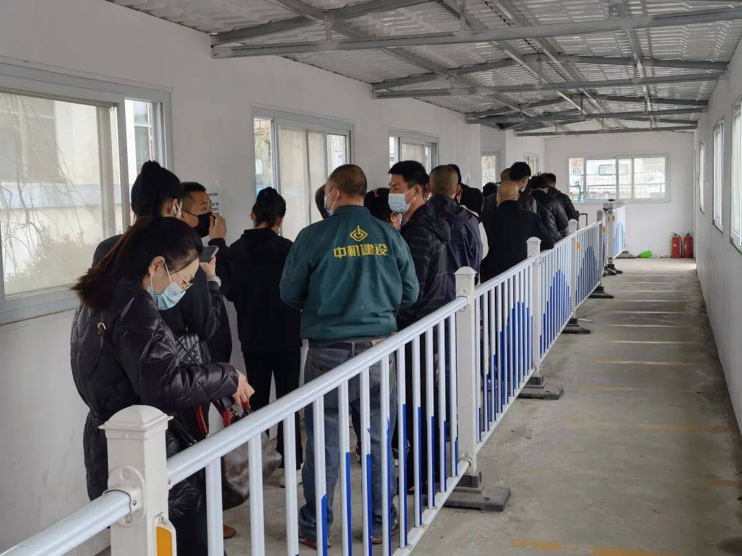 20余名居民在大厅外排队对此,记者以居民身份致电顺义车管所