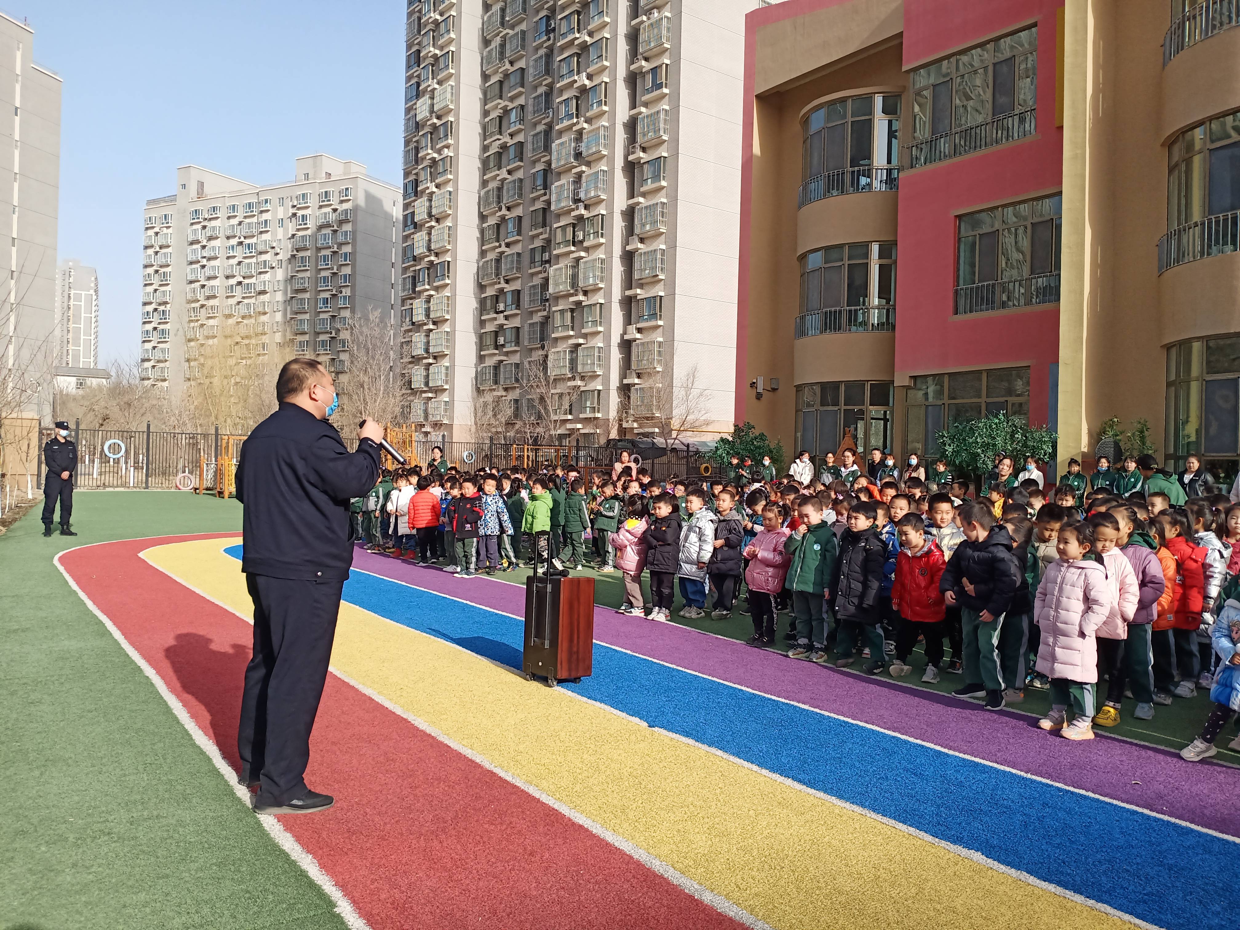 进行|民警走进幼儿园 带领萌娃学安全