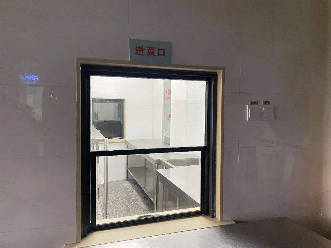 色标分类,并配备专用消毒柜,切配台保持整洁▲食堂入口处安装风幕机