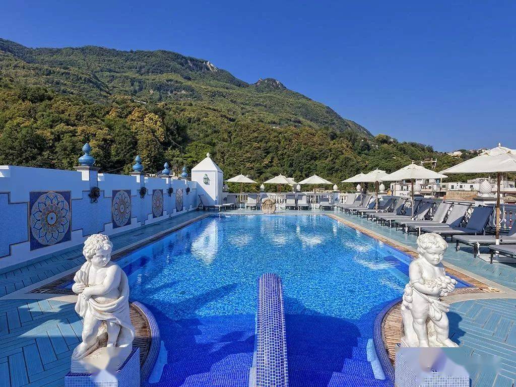 禾零会在宁静的地中海小镇中感受温泉疗愈带来欢愉