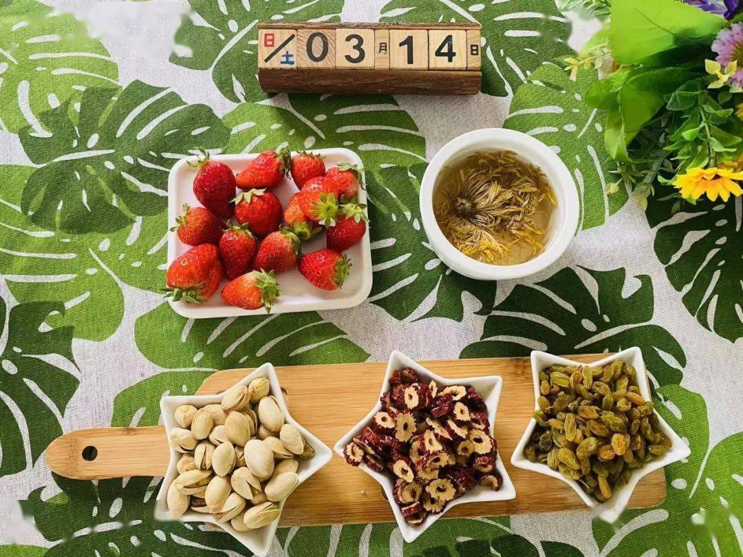 加点红烧鸡腿 肉莽 老式鸡蛋汤午餐红枣大米粥 煮鸡蛋 南瓜卷 小炒