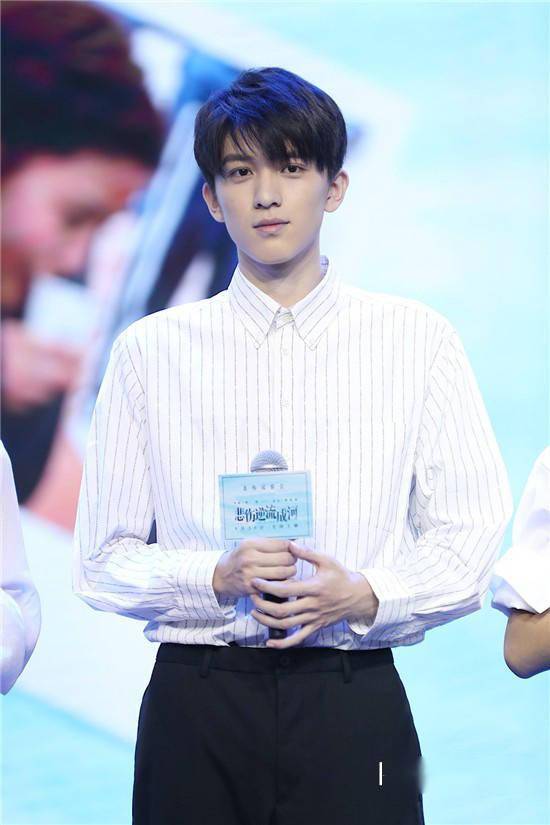 常态 春日穿搭 张子枫关晓彤示范学生装正确打开方式