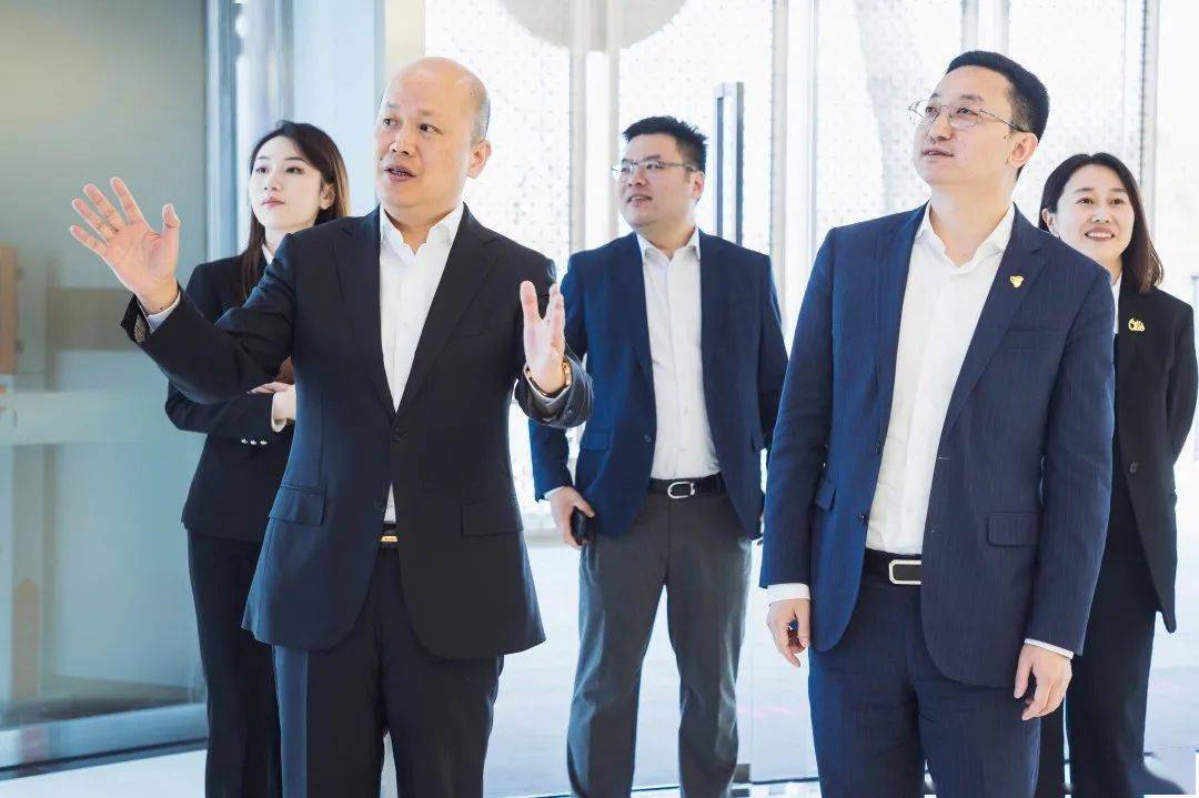 当日,雅生活集团总裁李大龙一行赴奥的斯电梯天津总部及奥的斯泰达