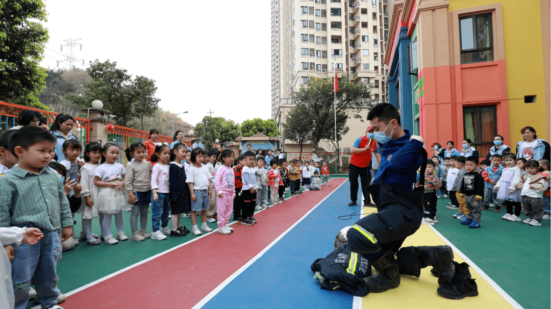 活动|两江新区消防救援支队走进聆宝幼儿园开展应急消防宣传演练