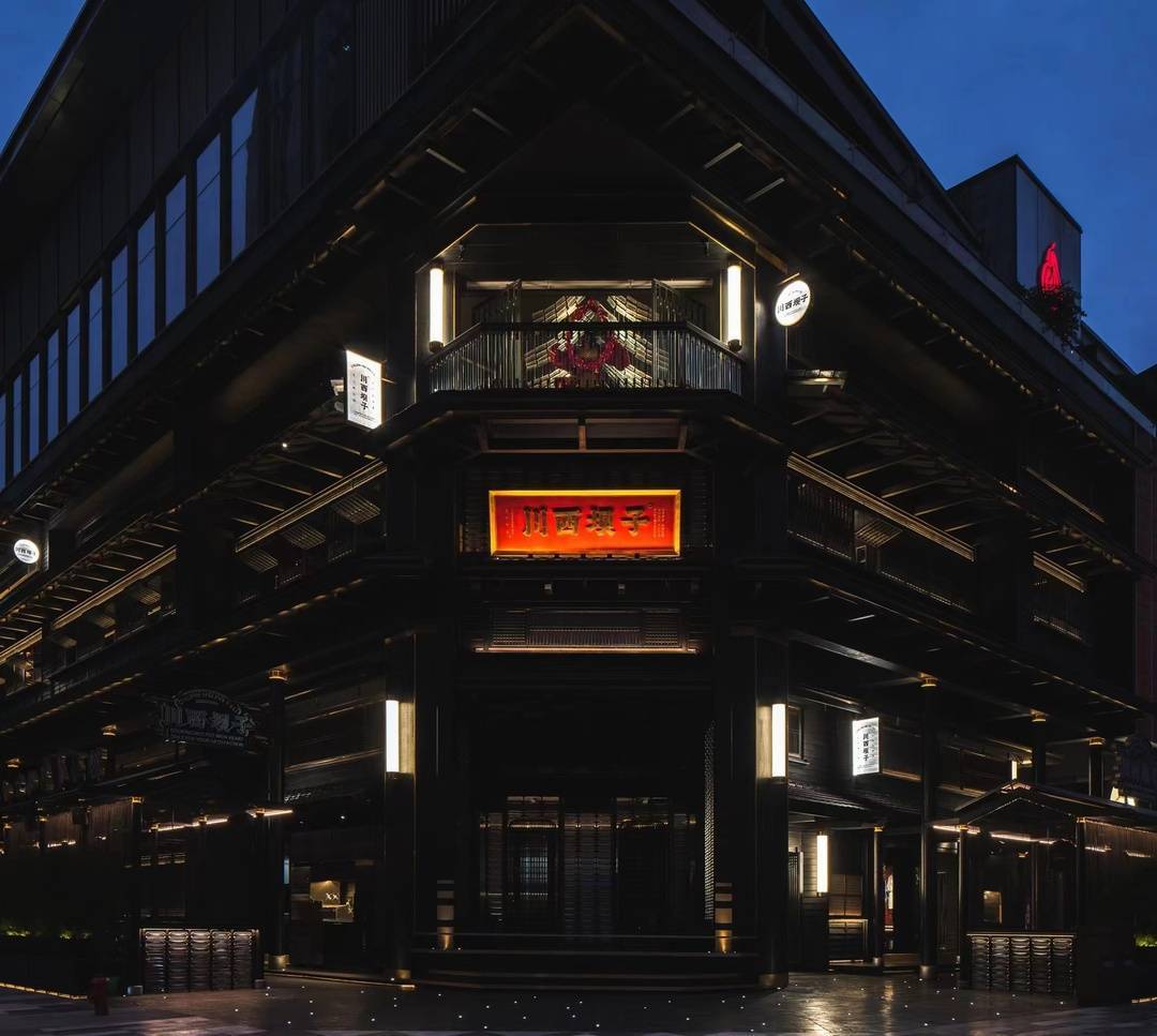 川西坝子门头照作为成都知名火锅品牌,川西坝子也深受"山寨"店侵害.