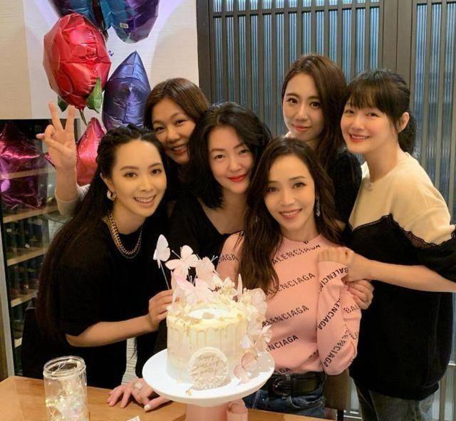 大s婚后跟好友聚会体型胖的自然真实是不年轻但还有少女感