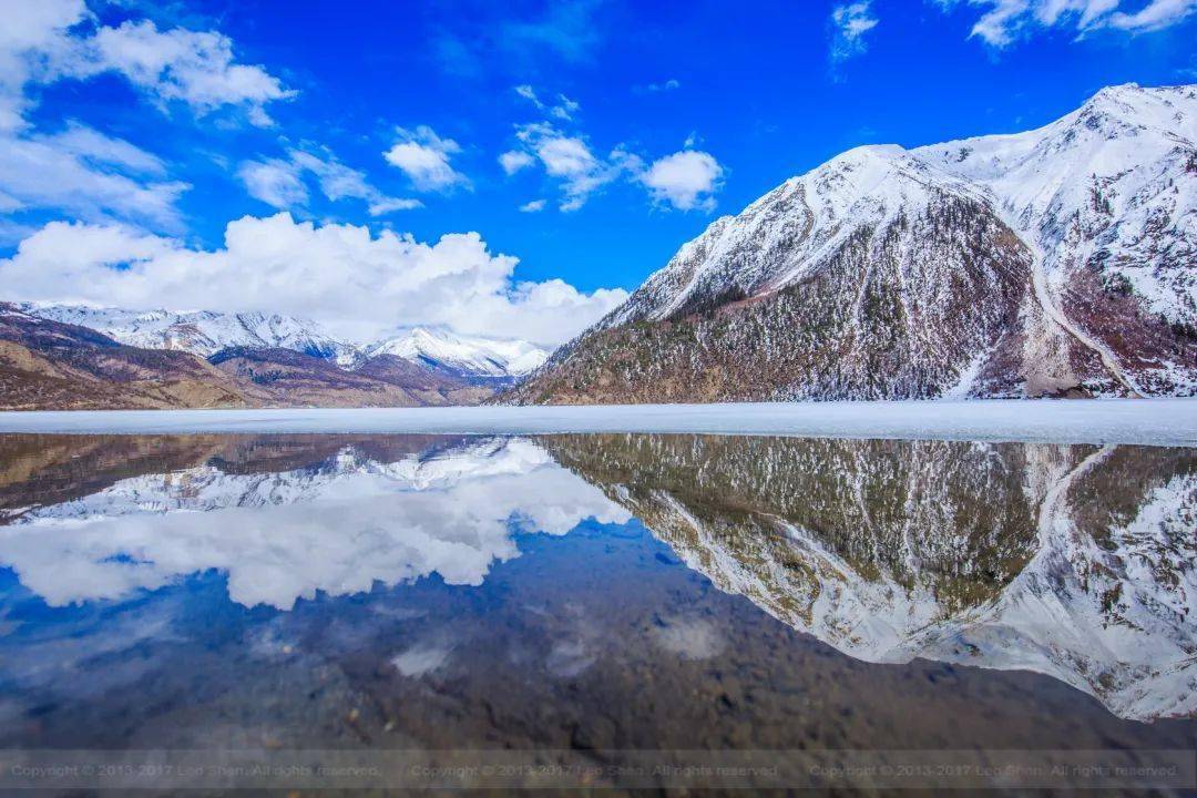 小城|落差7000米的奇迹小城！雨林与雪山共存，桃花如粉雪飘落，它值得专程奔赴！