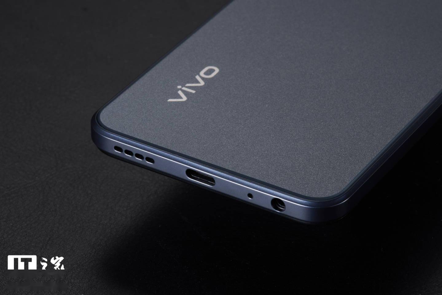 【IT之家开箱】vivo Y33s 5G 手机图赏：清蓝微光，经典深邃