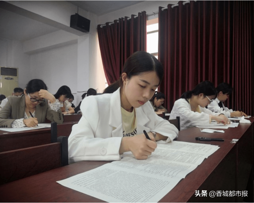 随着2022年湖北省八市高三(3月)联考的启动,咸宁高中54名语文教师也