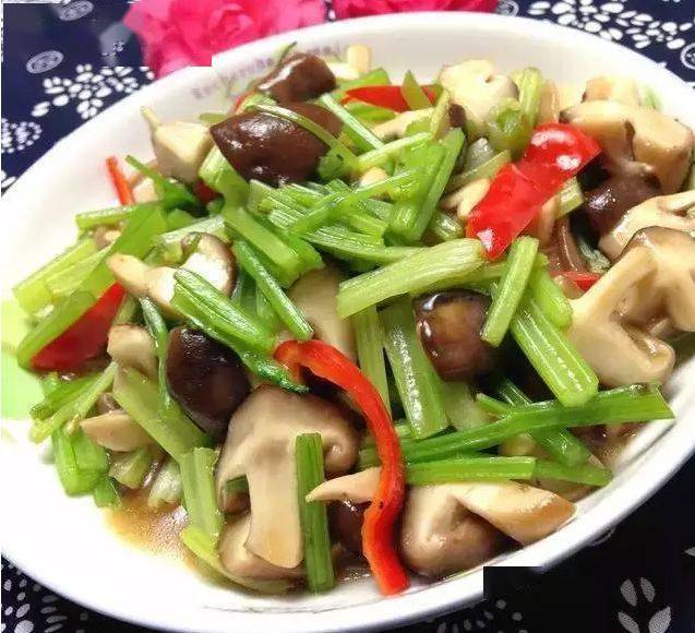 芹菜炒香菇分分钟就可端上桌