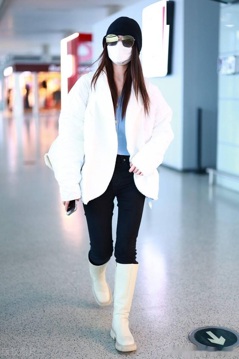 肖燕上海机场出发白色西服外套佩戴墨镜又美又飒