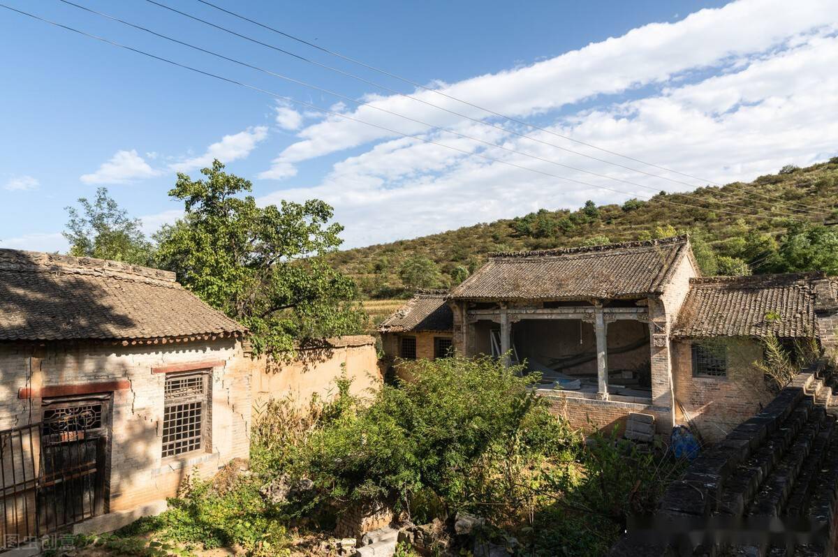 调皮捣蛋的小朋友,多才多艺的老师,有土坯建成的老房子,祠堂或老式水