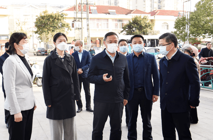3月15日上午,县委书记贺宝祥带队检查督导金湖县疫情防控关键点位及