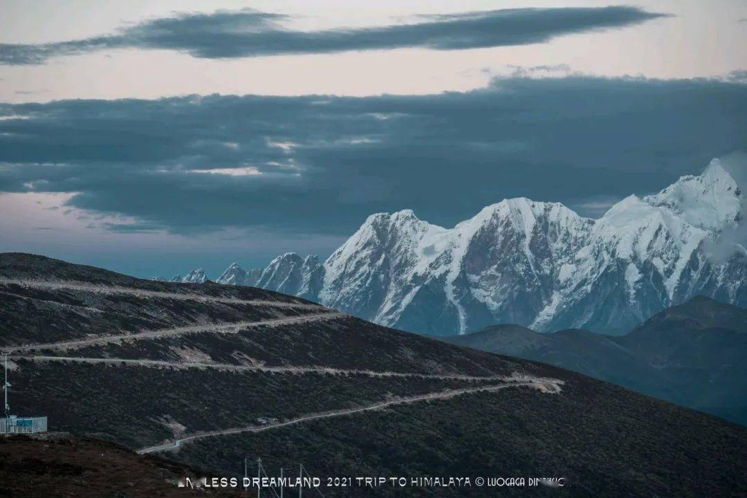 小城|落差7000米的奇迹小城！雨林与雪山共存，桃花如粉雪飘落，它值得专程奔赴！