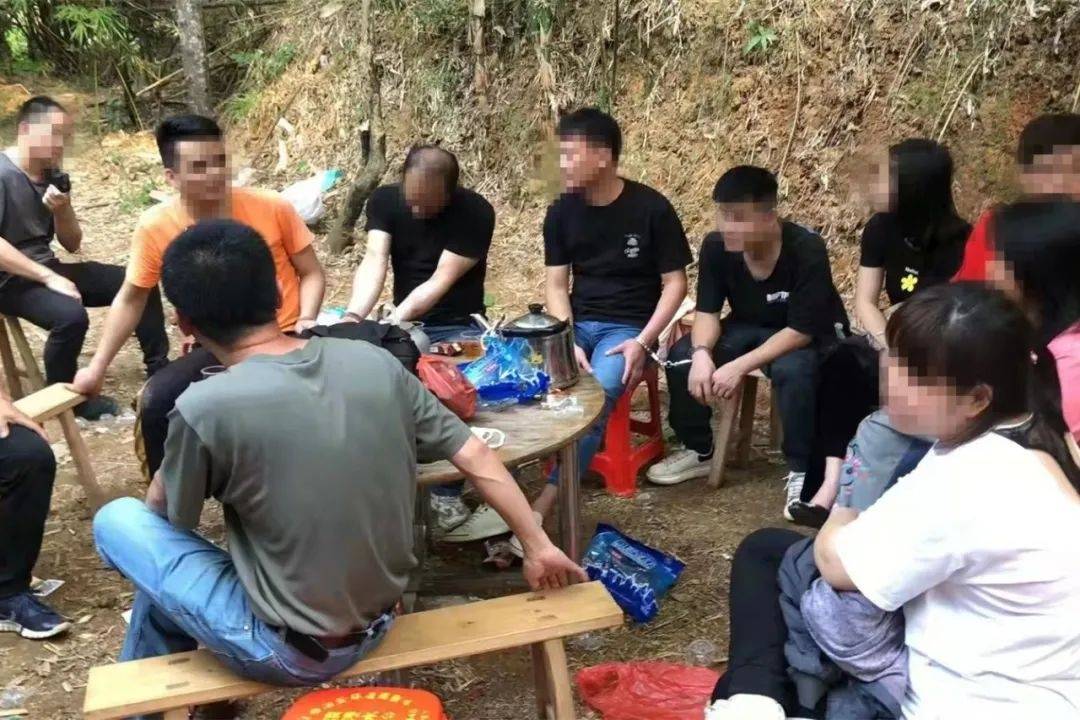 某山上有人利用扑克牌以"三公"的形式进行赌博