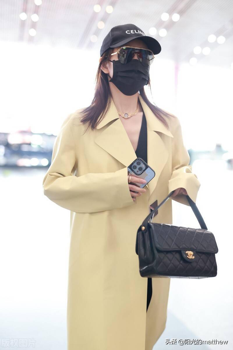 街拍王鸥卡其色风衣阔腿裤时尚酒脱身材高挑